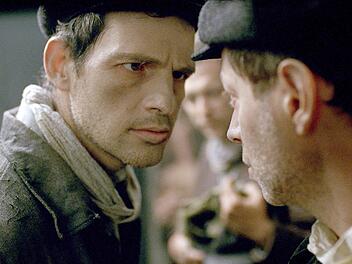 Saul (G&eacute;za R&ouml;hrig, links) arbeitet im j&uuml;dischen Sonderkommando im Vernichtungslager Auschwitz. Als er seinen Sohn unter den Leichen zu erkennen glaubt, will er ihn unbedingt beerdigen.