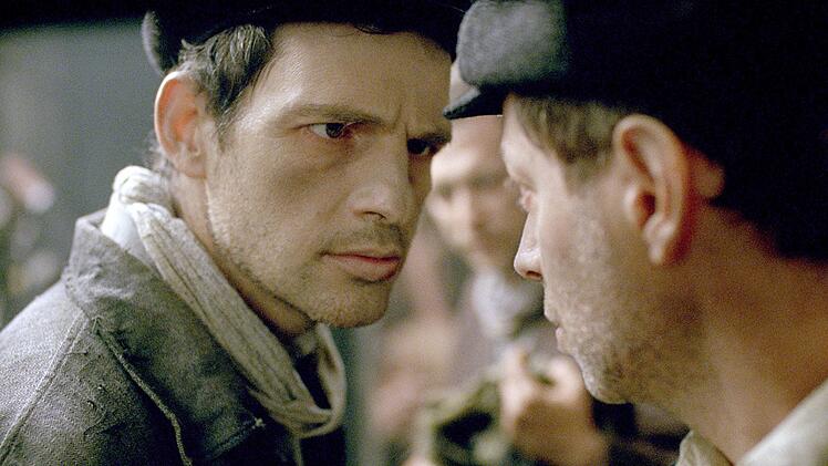 Saul (G&eacute;za R&ouml;hrig, links) arbeitet im j&uuml;dischen Sonderkommando im Vernichtungslager Auschwitz. Als er seinen Sohn unter den Leichen zu erkennen glaubt, will er ihn unbedingt beerdigen.