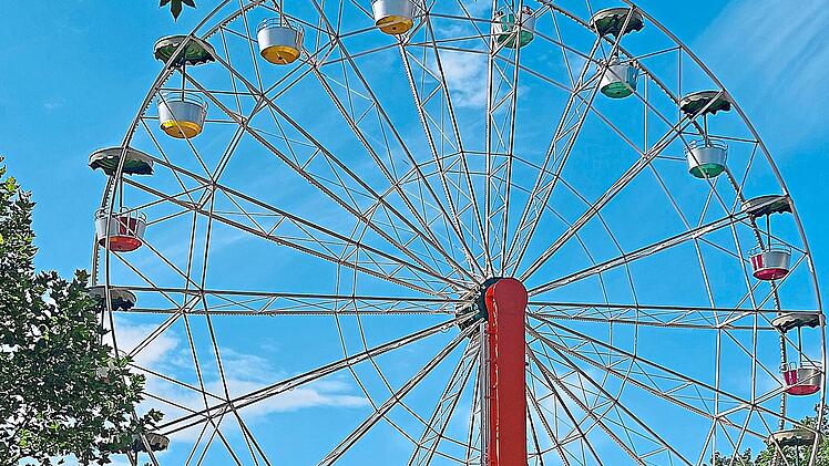Echtes Kerwaflair von ganz oben konnten die Besucher auf dem Riesenrad genie&szlig;en.