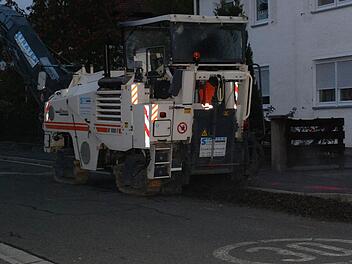 Die Sanierungsarbeiten in der Gartenstraße haben begonnen. Die Fräsmaschine war bereits am frühen Morgen im Einsatz. Fotos: Karl Klippel