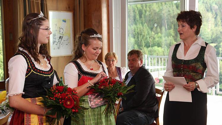 Birgit Jauernig (r.) erklärt die neuen Trachten.