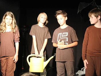 Die Schulkinder aus Melkendorf führten das Stück "Verdammt!" auf. Die Biber sind in zwei Klassen aufgeteilt - die reichen Birkefellers, denen alles gehört, und die armen Biber (Bild), denen nur das Nötigste bleibt