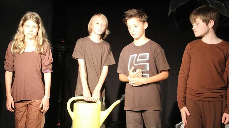 Die Schulkinder aus Melkendorf führten das Stück "Verdammt!" auf. Die Biber sind in zwei Klassen aufgeteilt - die reichen Birkefellers, denen alles gehört, und die armen Biber (Bild), denen nur das Nötigste bleibt