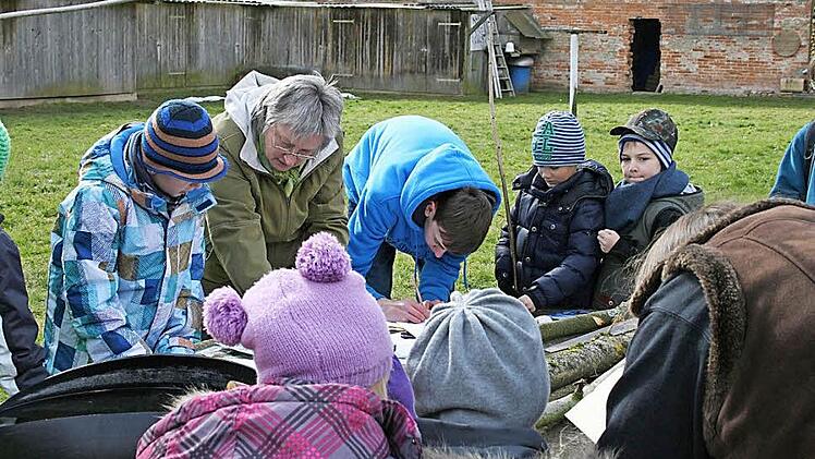 Es braucht einige Vorbereitungen, um die Weidenäste auf die Länge der Flügelspannweiten verschiedener Greifvögel zu sägen. Fotos: W. Zarske