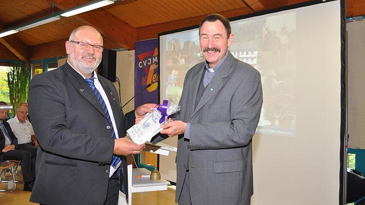 Dekan Jürgen Blechschmidt (rechts) eröffnete den Reigen der Gratulanten. Links Vorsitzender Wolfgang Kettler