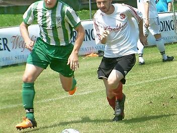 Duell zwischen dem Rothenkirchener Johannes Fiedler (l.) und dem Lichtenfelser Pascal Scholz  Foto: Hans Franz