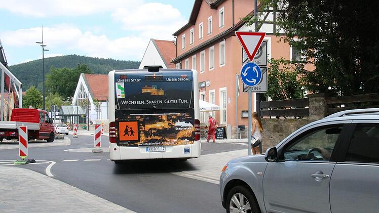 Deshalb bleibt der Kreisel überfahrbar: Der große Bus käme sonst wohl nicht durch.Foto: Katrin Geyer