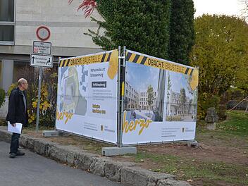 Obacht Baustelle: Zwei Hinweistafeln am Eingang zum Schlosshof informieren seit gestern über das im Februar beginnende Großprojekt Rathausneubau.  Foto: Bernhard Panzer