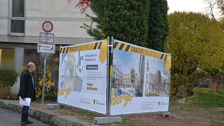 Obacht Baustelle: Zwei Hinweistafeln am Eingang zum Schlosshof informieren seit gestern über das im Februar beginnende Großprojekt Rathausneubau.  Foto: Bernhard Panzer