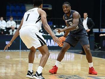 Retin Obasohan, der mit elf Punkten und drei Assists eine gute Leistung zeigte, hat auf dem Weg zum Korb noch Nischni Nowgorods Neuzugang Michael Jenkins vor sich stehen. Foto: championsleague.basketball
