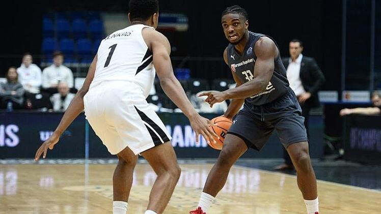 Retin Obasohan, der mit elf Punkten und drei Assists eine gute Leistung zeigte, hat auf dem Weg zum Korb noch Nischni Nowgorods Neuzugang Michael Jenkins vor sich stehen. Foto: championsleague.basketball