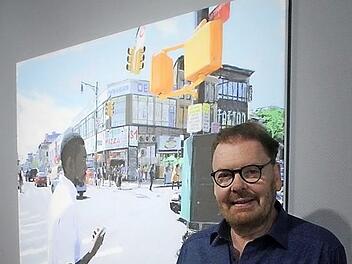 Wolfgang Hock vor einem seiner Werke bei "Kunst im Treppenturm"  Foto: privat