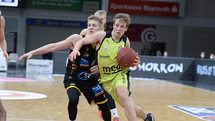 Duell der Youngsters: Bayreuths Nico Wenzel (rechts, 19 Jahre) zieht am gleichaltrigen Johannes Patrick, Sohn des Ludwigsburger Trainers, vorbei. Foto: Peter Mularczyk