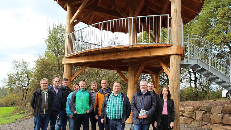Die Bürgermeister der Rhönallianz mit den Ehrenamtlichen aus Oberleichtersbach, die den Aussichtsturm errichtet haben. Foto: Julia Raab