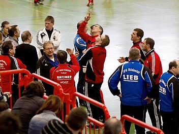 Die Betreuer der Mannschaften diskutierten mit der Turnierleitung, wie es weitergehen soll.Fotos: Heinrich Weiß
