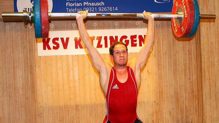 Konzentriert stößt Stefan Aßmann im ersten Versuch 117 Kilogramm in die Höhe. Foto: Thomas