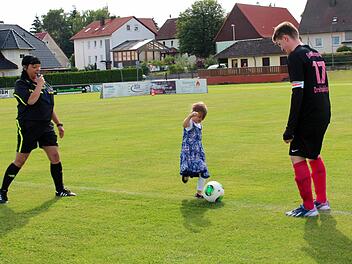 Florian Birkners Tochter Romy übernimmt mit ihrem Onkel Alexander Birkner den Anstoß, nachdem Schiedsrichterin Carmen Herzig angepfiffen hat. Fotos: Johanna Blum