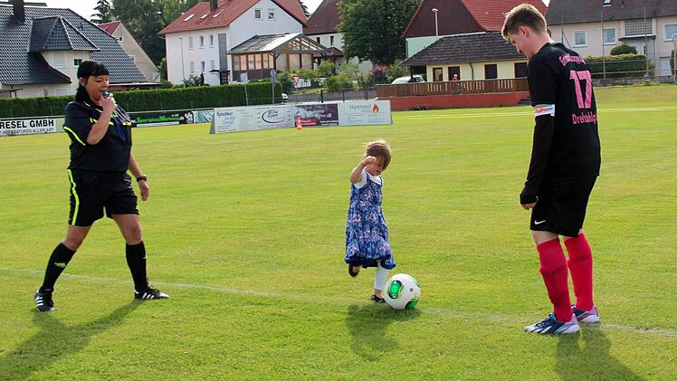Florian Birkners Tochter Romy übernimmt mit ihrem Onkel Alexander Birkner den Anstoß, nachdem Schiedsrichterin Carmen Herzig angepfiffen hat. Fotos: Johanna Blum