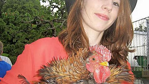 Sonja Lauterbachs Hahn der Rasse "Strupphuhn" wurde diesmal zum hässlichsten gewählt. Zu Recht? Foto: Fritz Müller