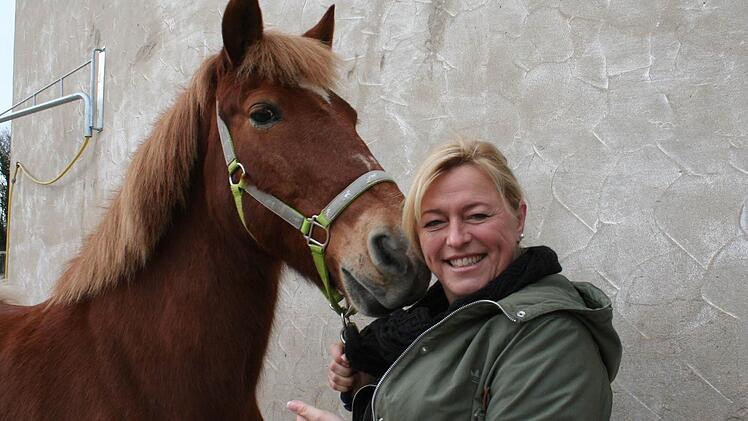 Petra Auerbacher aus Buchfeld (Gemeinde Wachenroth) liebt Pferde über alles. Foto: Evi Seeger
