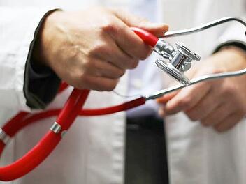 Kritik am Gesundheitssystem ist nichts Neues. Jetzt hat ein Lichtenfelser Hausarzt angekündigt, seine Kassenzulassung zurückzugeben. Symbolbild: Oliver Berg, dpa