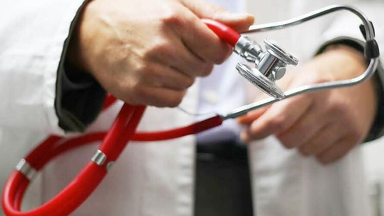Kritik am Gesundheitssystem ist nichts Neues. Jetzt hat ein Lichtenfelser Hausarzt angekündigt, seine Kassenzulassung zurückzugeben. Symbolbild: Oliver Berg, dpa