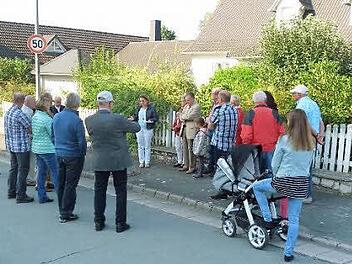Die Gesprächsrunde des kommunalpolitischen Spaziergangs in der Bahnhofsstraße. Bürgermeisterin Doris Leithner-Bisani (Bildmitte, am Zaun stehend) stellt den Kreuzungsumbau des Staatlichen Bauamtes Bayreuth vor. Foto: Wulf