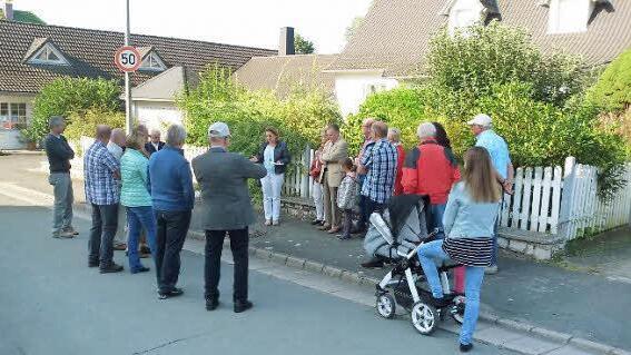 Die Gesprächsrunde des kommunalpolitischen Spaziergangs in der Bahnhofsstraße. Bürgermeisterin Doris Leithner-Bisani (Bildmitte, am Zaun stehend) stellt den Kreuzungsumbau des Staatlichen Bauamtes Bayreuth vor. Foto: Wulf