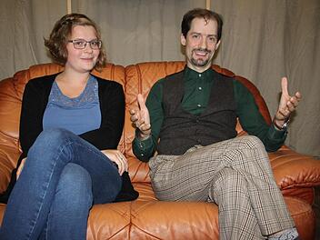 Regisseur Silvan Wagner aus Ebneth und seine Assistentin Julia Weiß aus Maineck bringen mit ihrer Gruppe "Bumerang" einen etwas anderen Frauentausch auf die Theaterbühne. Premiere ist am 28. September im Kulmbacher Theater "Das Baumann". Stephan Stöckel