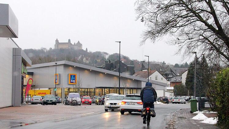 Viele Ein- und Ausfahrten, ein stark frequentierter Parkplatz - die Callenberger Straße, so urteilen Polizei und Ordnungsamt, sei für den Stadtbusverkehr ungeeignet.Foto: Ulrike Nauer