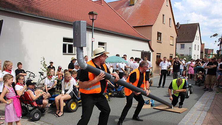 "Ersatz" für die umgefahrene Straßenleuchte am Ortseingang: Die Kärwasburschen richteten sie am Eingang zur Fröschgass auf.