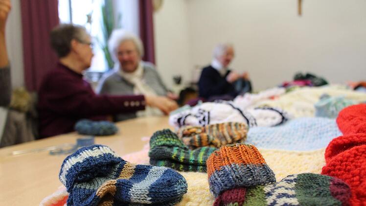 Socken, Pullover und Decken - das sind die Ergebnisse der wöchentlichen Treffen. Foto: Julia Raab