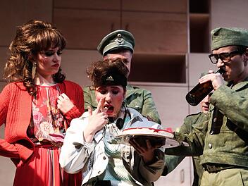 Ein merkwürdiger Geburtstagt: Mascha (Alexandra Weis), Irina (Marie Nest), und Soljony ( Thomas  Kaschel). Henning Rosenbusch