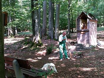 Christian Krist hat die kleine Kapelle im Wald zwischen Volkers und Römershag auf Vordermann gebracht. Foto: Christine Krist