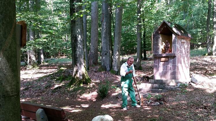 Christian Krist hat die kleine Kapelle im Wald zwischen Volkers und Römershag auf Vordermann gebracht. Foto: Christine Krist