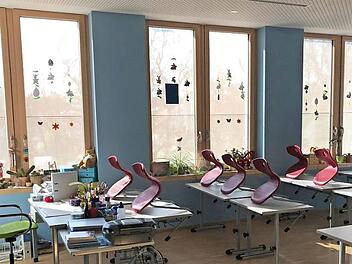 Von außen hübsch anzusehen, aber innen viel zu hell: Ein Sonnenschutz wie im neuen Pavillon der Carl-Platz-Schule (Foto) sei im Rathaus wohl doch nicht so angebracht, meint die Verwaltung. Deshalb soll der Beschluss vom März 2018 aufgehoben werden.  Foto: Stadt
