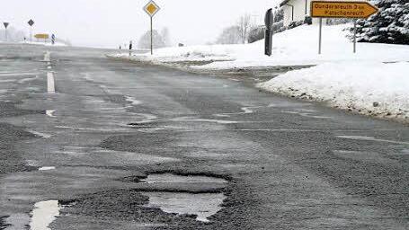 Die Straße an der oberen Einfahrt von Katschenreuth ist in schlechtem Zustand. Das führt unter anderem zu erhöhter Lärmbelästigung für die Anwohner.
