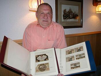 Vereinsvorsitzender Günther Sindel hält ein Stück Kitzinger Stadtgeschichte in seinen Händen. In seinen Alben hat er die Scheine des Kitzinger Notgelds (1917-1923) gesammelt. Die Scheine waren damals 20 Milliarden Mark wert - und doch konnte man sich dafür kaum etwas kaufen.