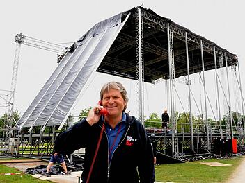 "Sully" Rainer Sülzer - ohne Handy könnte er sich seinen Beruf als Aufbauleiter bei Großkonzerten nicht vorstellen.  Foto: Peter Rauch