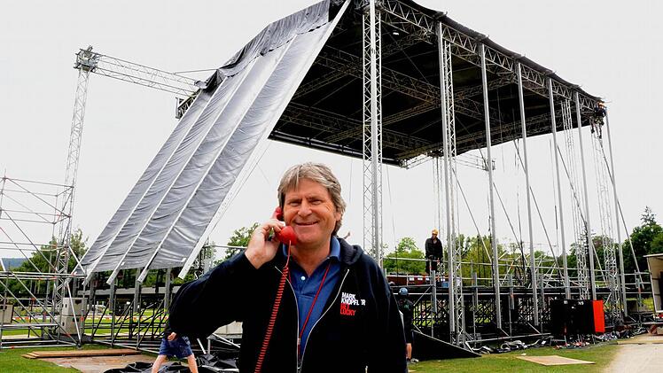 "Sully" Rainer Sülzer - ohne Handy könnte er sich seinen Beruf als Aufbauleiter bei Großkonzerten nicht vorstellen.  Foto: Peter Rauch