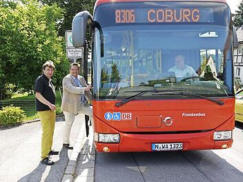 Bitte einsteigen! Damit in kleinen Orten wie Forsthub auch in ferner Zukunft noch Linienbusse halten, fordert der Verkehrsclub Deutschland ein Umdenken. Gerd Weibelzahl (links) und der Grüber Bürgermeister, Jürgen Wittmann, hätten da nichts dagegen. Foto: Berthold Köhler