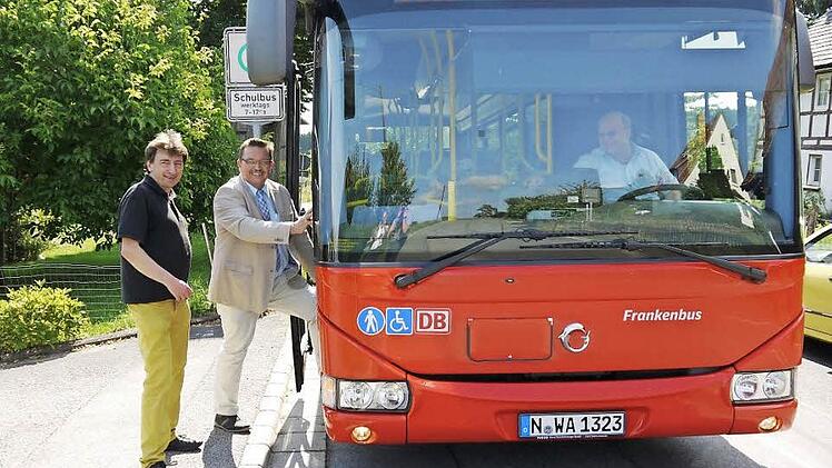 Bitte einsteigen! Damit in kleinen Orten wie Forsthub auch in ferner Zukunft noch Linienbusse halten, fordert der Verkehrsclub Deutschland ein Umdenken. Gerd Weibelzahl (links) und der Grüber Bürgermeister, Jürgen Wittmann, hätten da nichts dagegen. Foto: Berthold Köhler