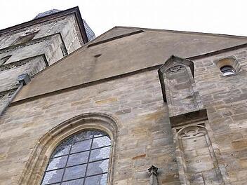 Am Westportal der Martinskirche in Forchheim grüßt seit Jahrhunderten ein Jakobspilger die Gottesdienstbesucher. Foto: Pauline Lindner