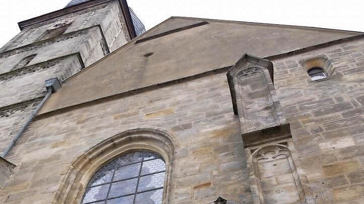 Am Westportal der Martinskirche in Forchheim grüßt seit Jahrhunderten ein Jakobspilger die Gottesdienstbesucher. Foto: Pauline Lindner
