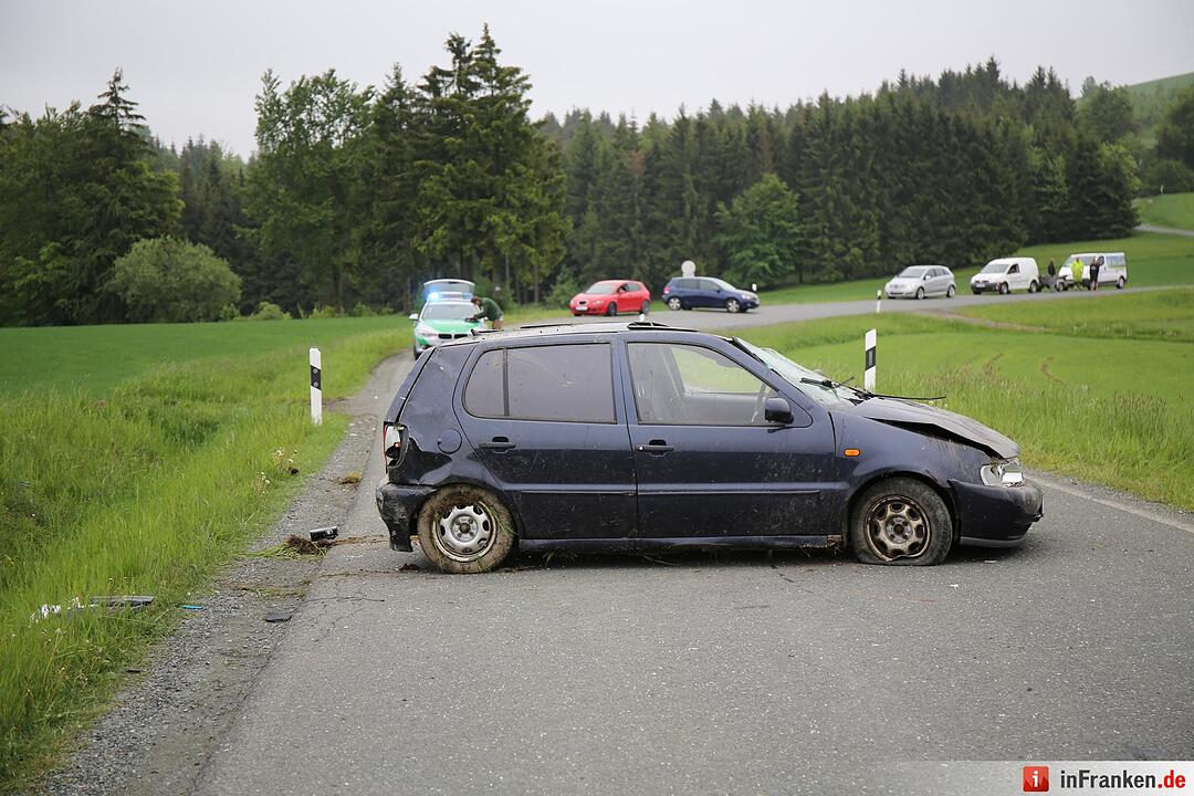 Mann aus Auto geschleudert und schwer verletzt - Pkw in der Kurve von Straße abgekommen und ueberschlagen