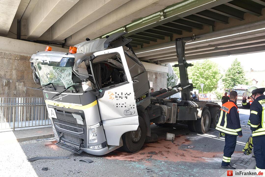 Lkw mit Kranaufbau fährt sich unter Brücke fest