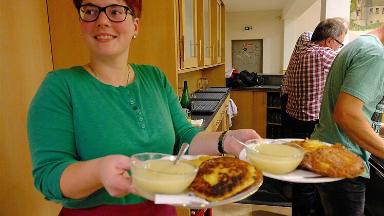 Kartoffelpuffer mit hausgemachtem Apfelbrei wurden den Gästen kredenzt. Fotos: Gerd Schaar