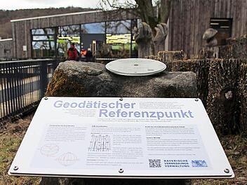 Am Steigerwald-Zentrum in Handthal befindet sich ab sofort der einzige sogenannte Geodätische Referenzpunkt der Bayerischen Vermessungsverwaltung im Landkreis Schweinfurt. Hier lässt sich künftig die Genauigkeit und Zuverlässigkeit von über GPS (Global Positioning System) gesteuerten Geräten überprüfen. Foto: Norbert Vollmann