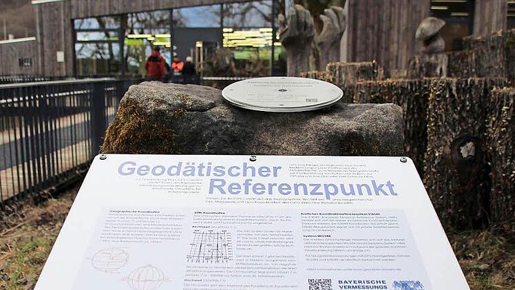 Am Steigerwald-Zentrum in Handthal befindet sich ab sofort der einzige sogenannte Geodätische Referenzpunkt der Bayerischen Vermessungsverwaltung im Landkreis Schweinfurt. Hier lässt sich künftig die Genauigkeit und Zuverlässigkeit von über GPS (Global Positioning System) gesteuerten Geräten überprüfen. Foto: Norbert Vollmann