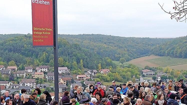 Der Ramsthaler Gemeinderat muss sich mit der Nutzung des neuen Aussichtspunktes "Terroir f" beschäftigen. Die beiden Gemeinderäte Edwin Metzler und Reiner Keller haben eine Platzordnung entworfen, die sie dem Gremium vorstellten. Foto: Archiv/Gerd Schaar